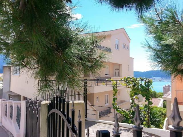 Comfort Apartments Bar Exterior foto